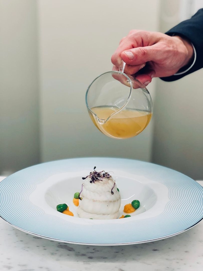 Manos del chef preparando un plato de alta cocina — Arte en Boca